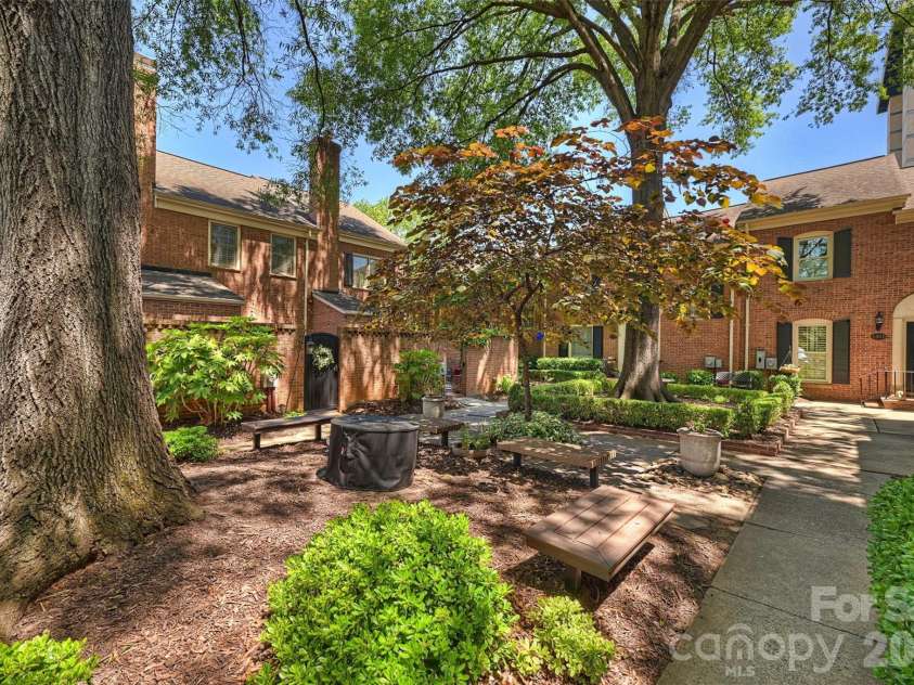 520 Poplar Street, Charlotte, NC 28202.  MLS# CAR4375281, YatesRealty ID 26207. Private Courtyard