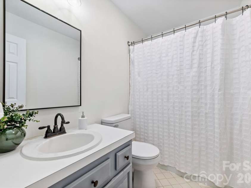 520 Poplar Street, Charlotte, NC 28202.  MLS# CAR4375281, YatesRealty ID 26207. Second full bath
