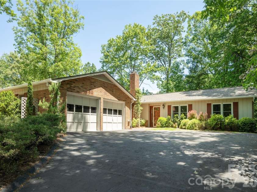 4 Galax Lane, Hendersonville, NC 28791.  MLS# CAR4384268, YatesRealty ID 26208. 