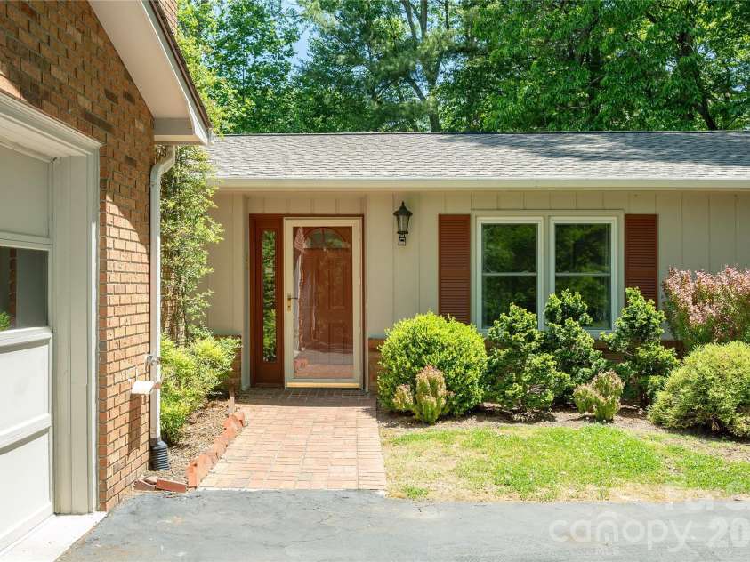 4 Galax Lane, Hendersonville, NC 28791.  MLS# CAR4384268, YatesRealty ID 26208. 