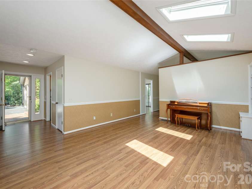 4 Galax Lane, Hendersonville, NC 28791.  MLS# CAR4384268, YatesRealty ID 26208. 