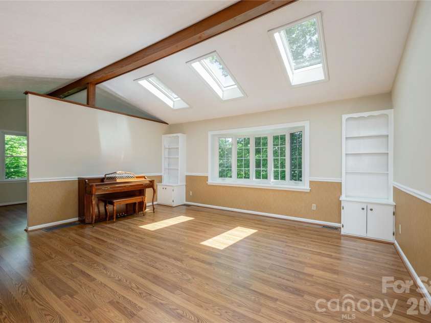 4 Galax Lane, Hendersonville, NC 28791.  MLS# CAR4384268, YatesRealty ID 26208. 