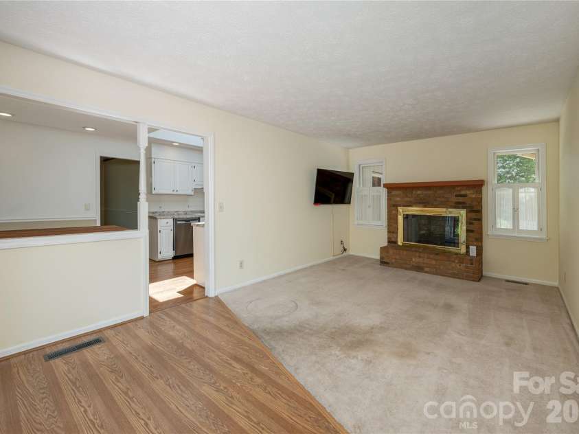 4 Galax Lane, Hendersonville, NC 28791.  MLS# CAR4384268, YatesRealty ID 26208. 