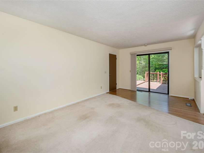 4 Galax Lane, Hendersonville, NC 28791.  MLS# CAR4384268, YatesRealty ID 26208. 