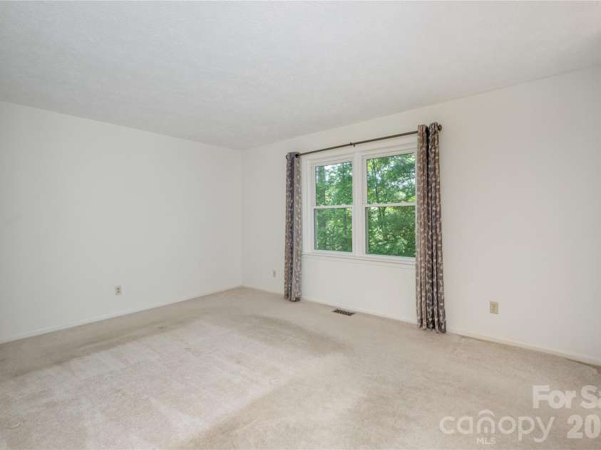 4 Galax Lane, Hendersonville, NC 28791.  MLS# CAR4384268, YatesRealty ID 26208. 
