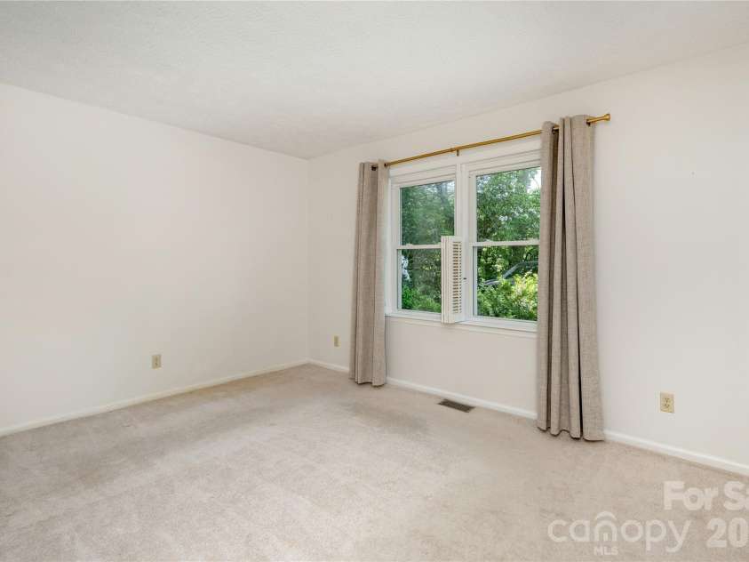4 Galax Lane, Hendersonville, NC 28791.  MLS# CAR4384268, YatesRealty ID 26208. 