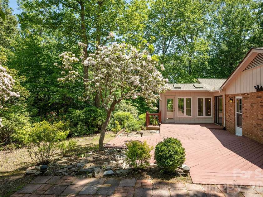4 Galax Lane, Hendersonville, NC 28791.  MLS# CAR4384268, YatesRealty ID 26208. 
