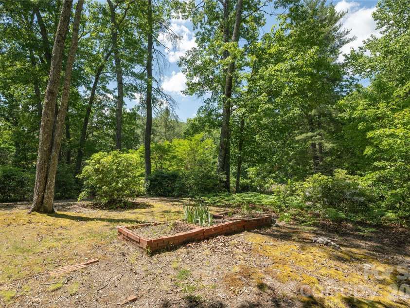 4 Galax Lane, Hendersonville, NC 28791.  MLS# CAR4384268, YatesRealty ID 26208. 