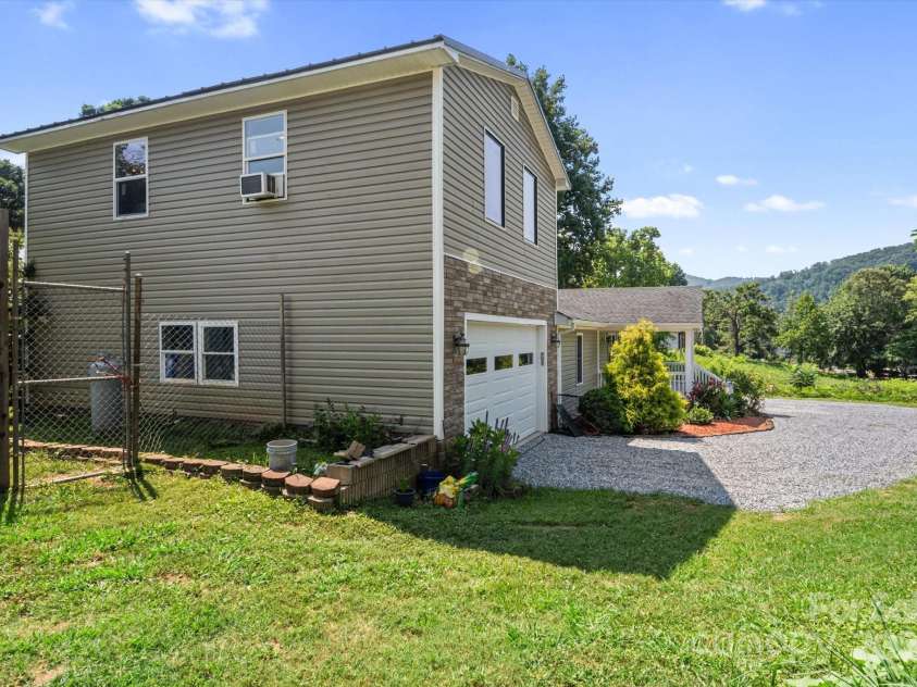 40 Alabama Avenue, Marion, NC 28752.  MLS# CAR4277488, YatesRealty ID 26209. 