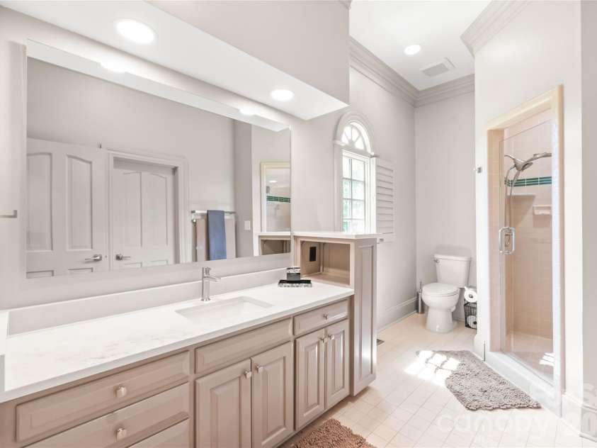 5400 Challisford Lane, Charlotte, NC 28226.  MLS# CAR4383848, YatesRealty ID 26209. 2nd Primary Bath on Main