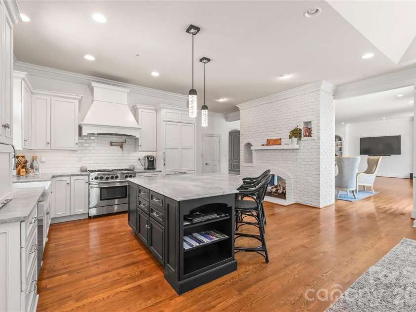 5400 Challisford Lane, Charlotte, NC 28226.  MLS# CAR4383848, YatesRealty ID 26209. 