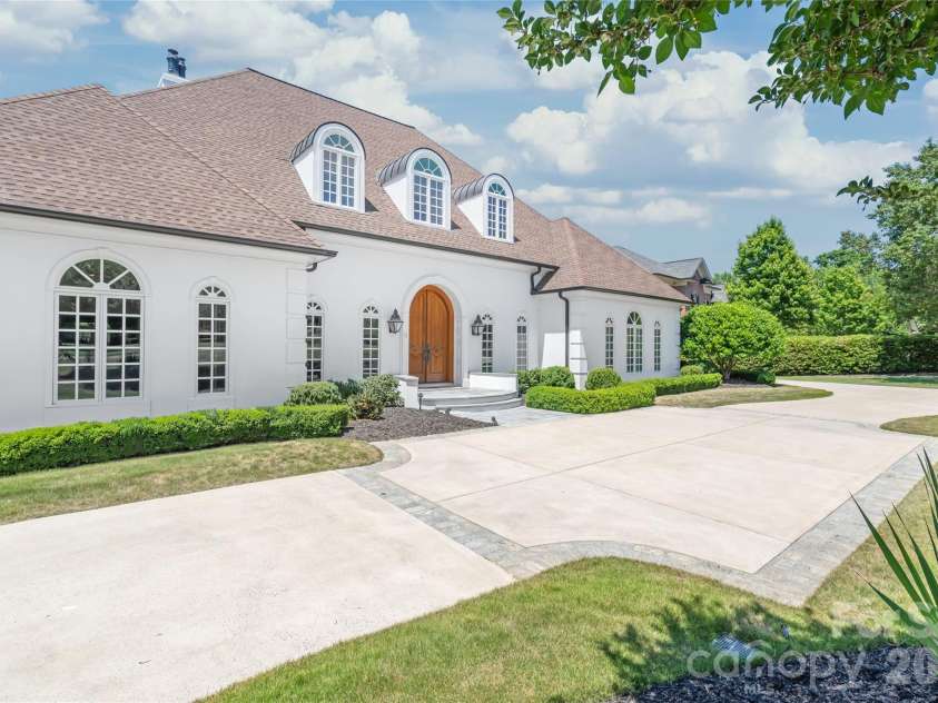 5400 Challisford Lane, Charlotte, NC 28226.  MLS# CAR4383848, YatesRealty ID 26209. Circular Driveway