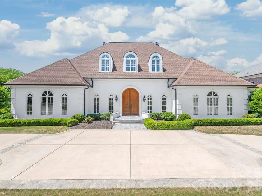 5400 Challisford Lane, Charlotte, NC 28226.  MLS# CAR4383848, YatesRealty ID 26209. Curb Appeal