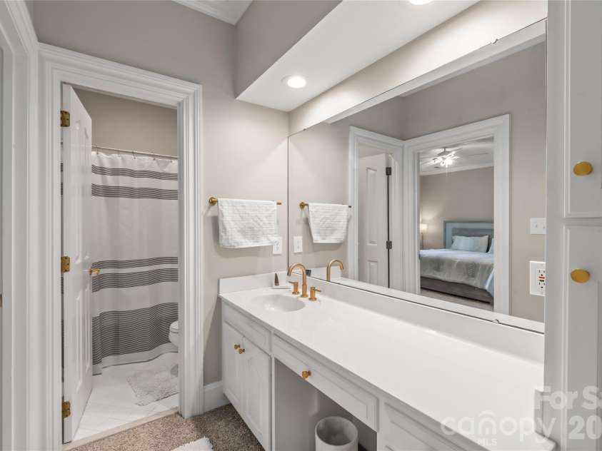 5400 Challisford Lane, Charlotte, NC 28226.  MLS# CAR4383848, YatesRealty ID 26209. Guest Bath