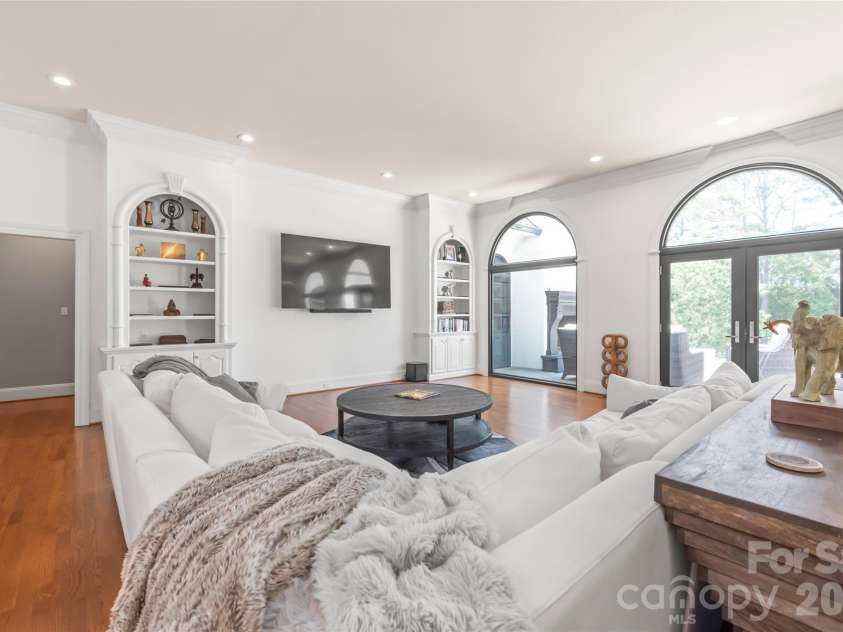 5400 Challisford Lane, Charlotte, NC 28226.  MLS# CAR4383848, YatesRealty ID 26209. Living Room
