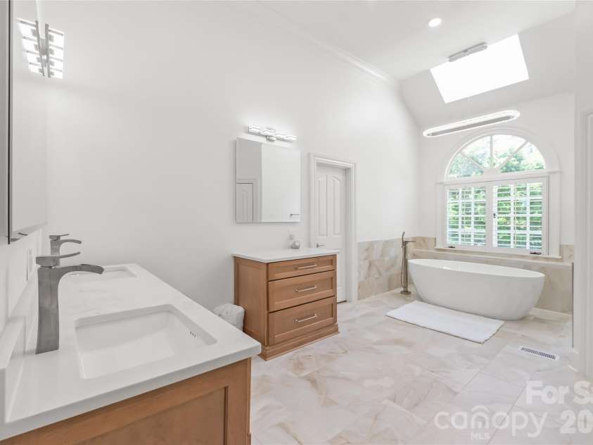 5400 Challisford Lane, Charlotte, NC 28226.  MLS# CAR4383848, YatesRealty ID 26209. Primary Bath