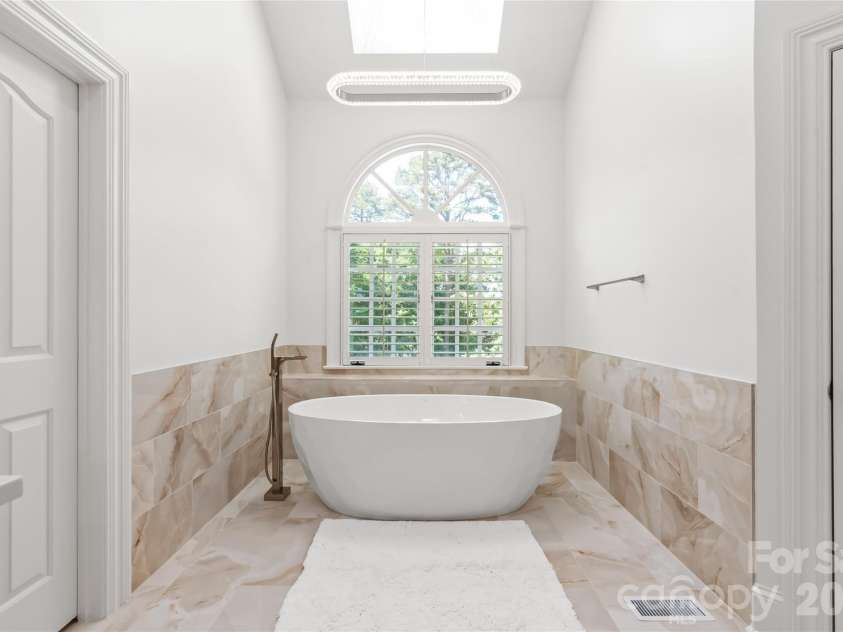 5400 Challisford Lane, Charlotte, NC 28226.  MLS# CAR4383848, YatesRealty ID 26209. Primary Bathtub