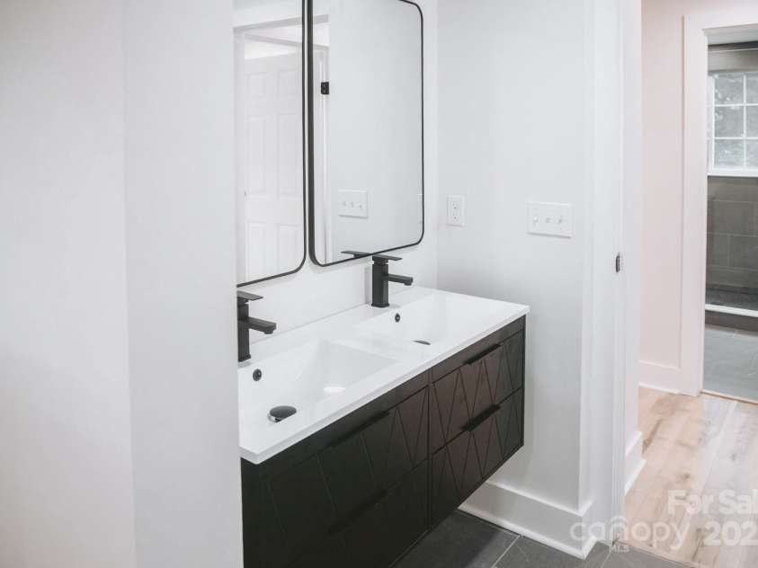 3220 Winchelsea Drive, Charlotte, NC 28212.  MLS# CAR4280478, YatesRealty ID 26210. 