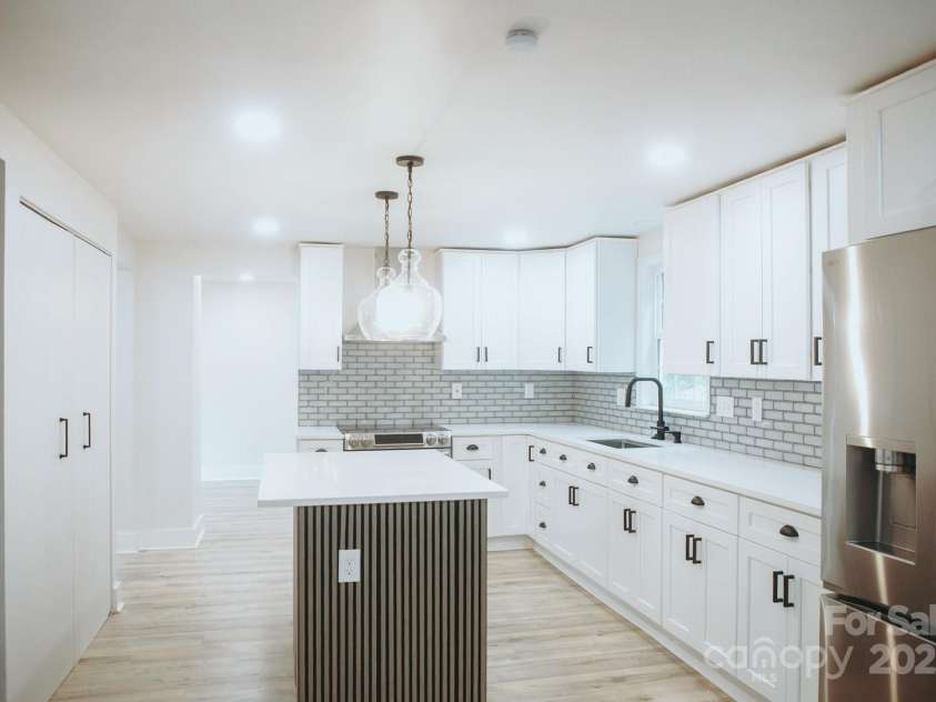 3220 Winchelsea Drive, Charlotte, NC 28212.  MLS# CAR4280478, YatesRealty ID 26210. 