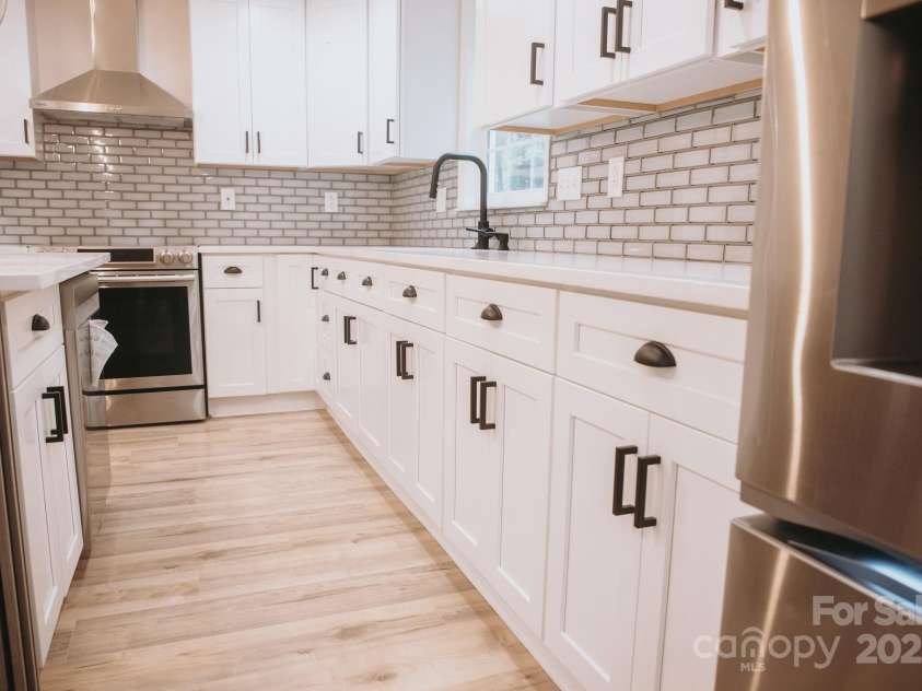 3220 Winchelsea Drive, Charlotte, NC 28212.  MLS# CAR4280478, YatesRealty ID 26210. 