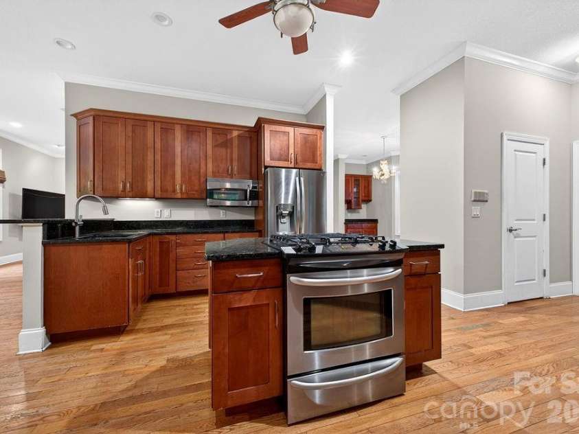 94 Oak Hollow Drive, Asheville, NC 28805.  MLS# CAR4386463, YatesRealty ID 26212. Kitchen