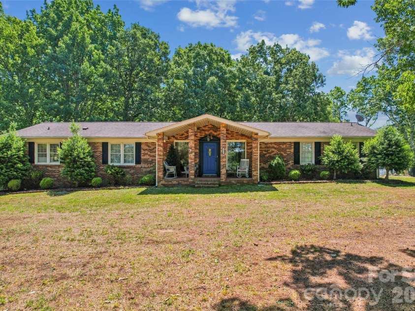 5374 Nc 150 Highway, Lincolnton, NC 28650.  MLS# CAR4381139, YatesRealty ID 26215. Traditional Brick home charm with modern touches and bonus space below