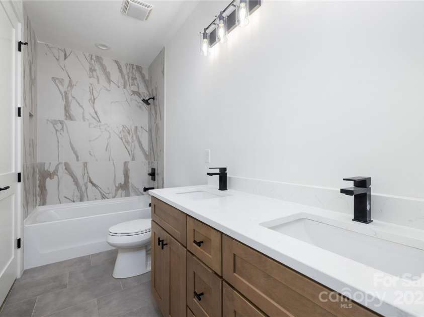 816 Tennyson Drive, Charlotte, NC 28208.  MLS# CAR4251095, YatesRealty ID 26215. 