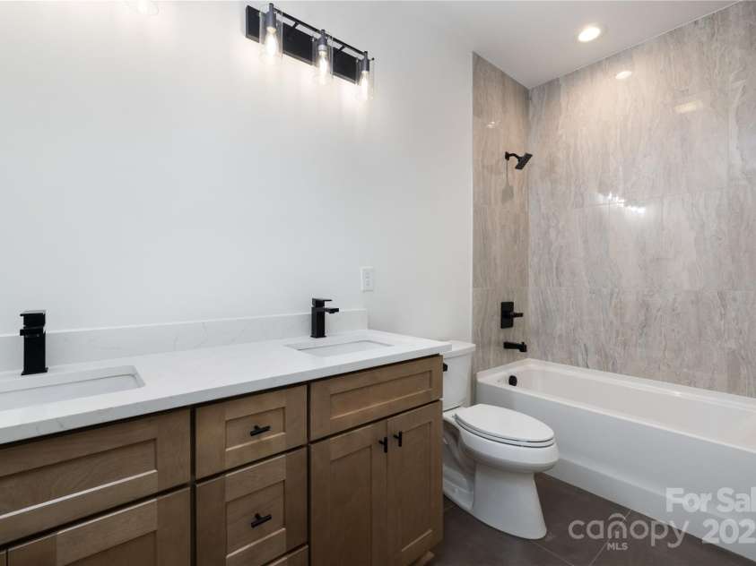 816 Tennyson Drive, Charlotte, NC 28208.  MLS# CAR4251095, YatesRealty ID 26215. 