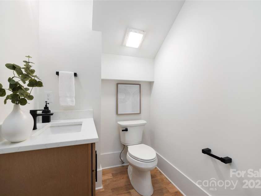 816 Tennyson Drive, Charlotte, NC 28208.  MLS# CAR4251095, YatesRealty ID 26215. 