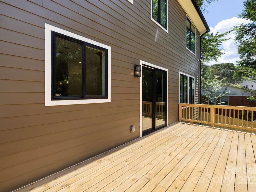 816 Tennyson Drive, Charlotte, NC 28208.  MLS# CAR4251095, YatesRealty ID 26215. 