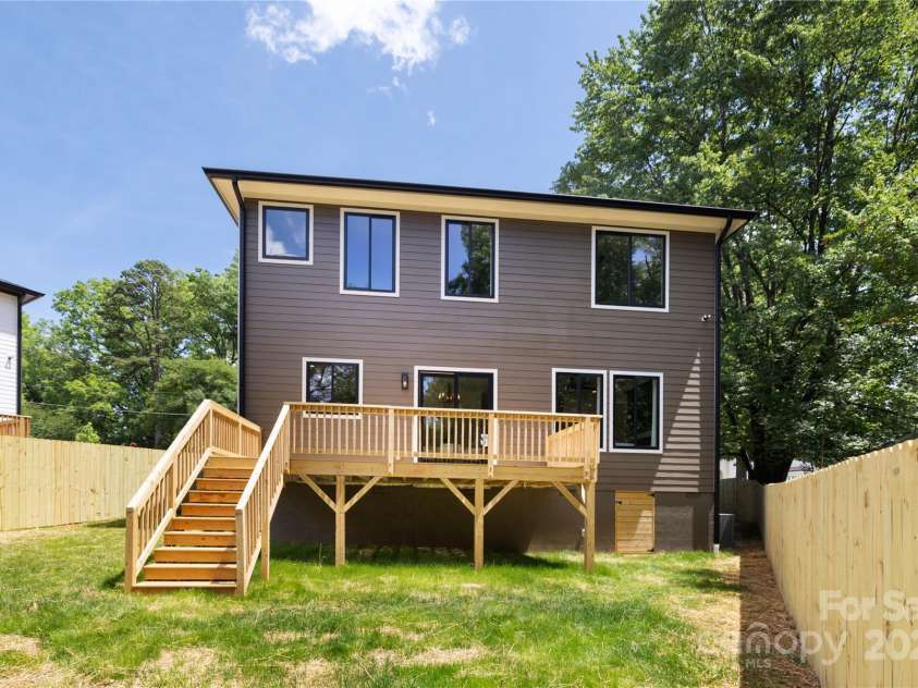 816 Tennyson Drive, Charlotte, NC 28208.  MLS# CAR4251095, YatesRealty ID 26215. 
