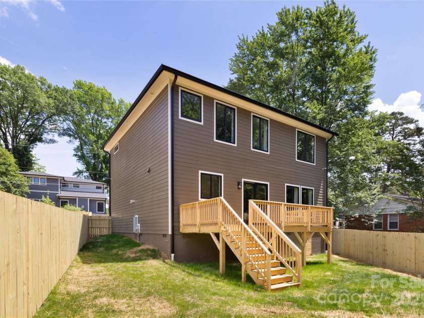 816 Tennyson Drive, Charlotte, NC 28208.  MLS# CAR4251095, YatesRealty ID 26215. 