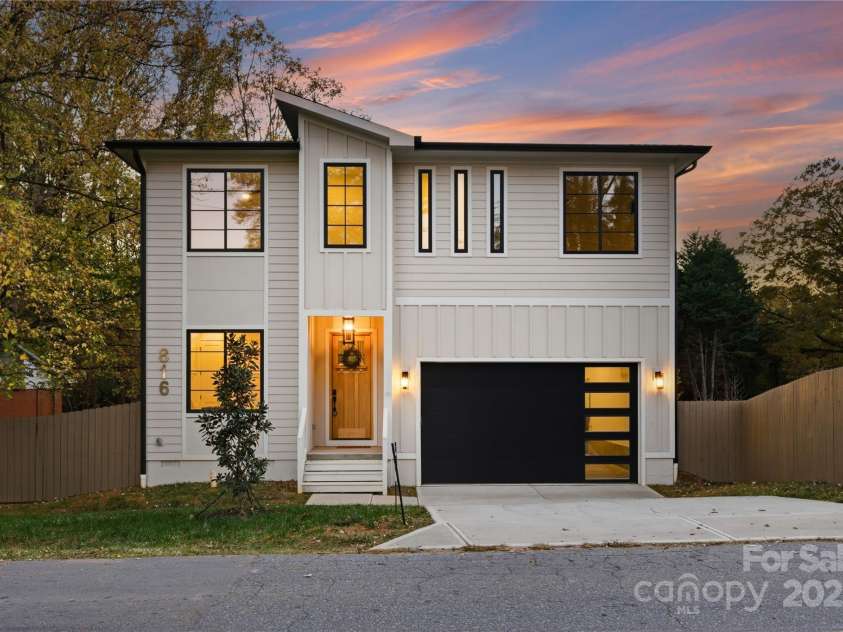 816 Tennyson Drive, Charlotte, NC 28208.  MLS# CAR4322990, YatesRealty ID 26215. 