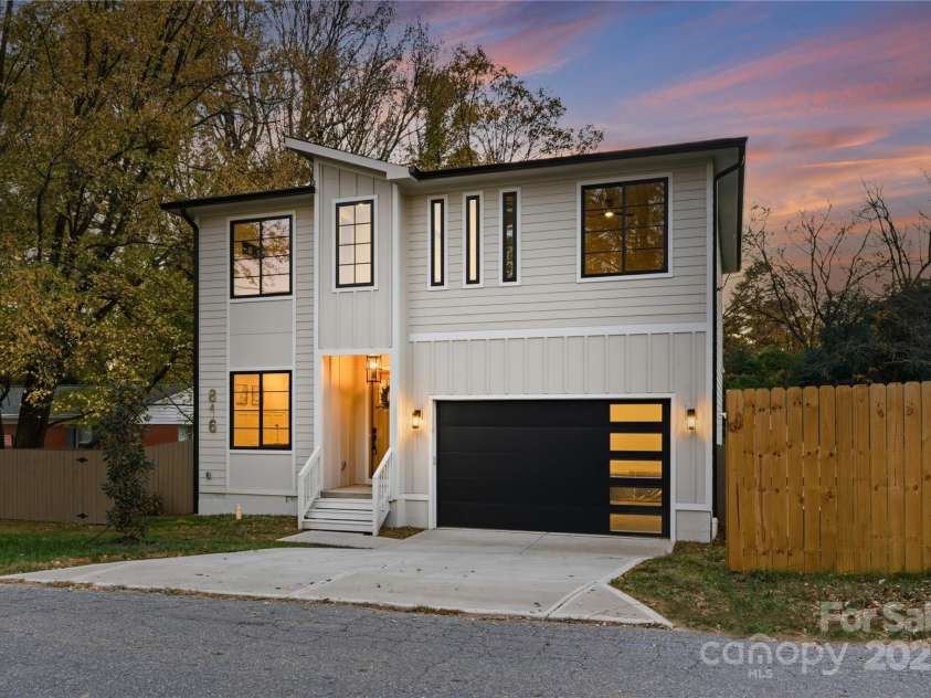 816 Tennyson Drive, Charlotte, NC 28208.  MLS# CAR4322990, YatesRealty ID 26215. 