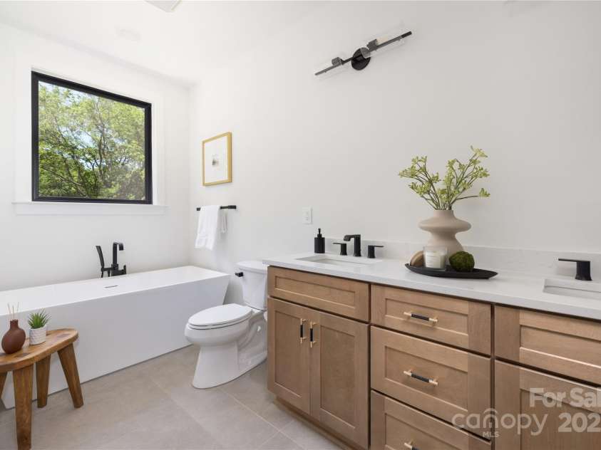 816 Tennyson Drive, Charlotte, NC 28208.  MLS# CAR4322990, YatesRealty ID 26215. 