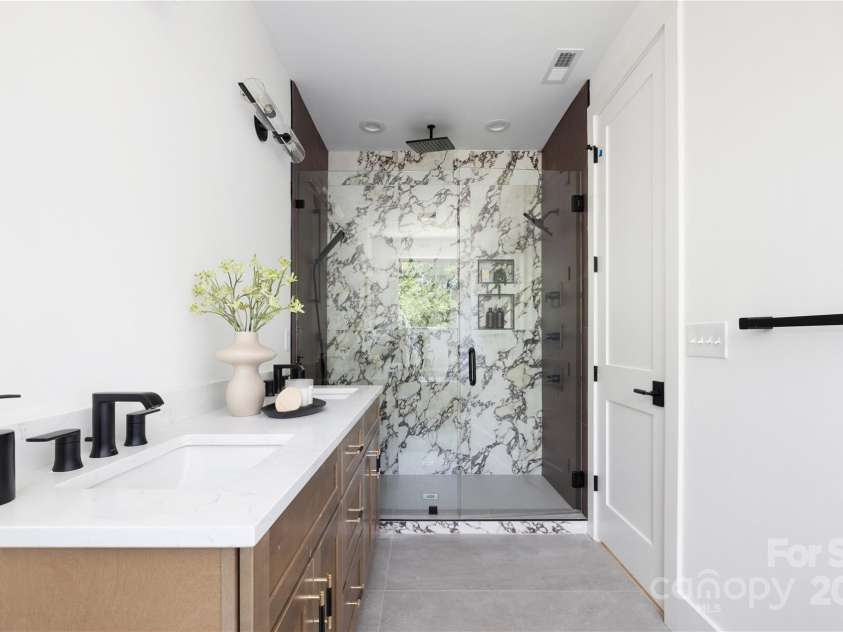 816 Tennyson Drive, Charlotte, NC 28208.  MLS# CAR4322990, YatesRealty ID 26215. 