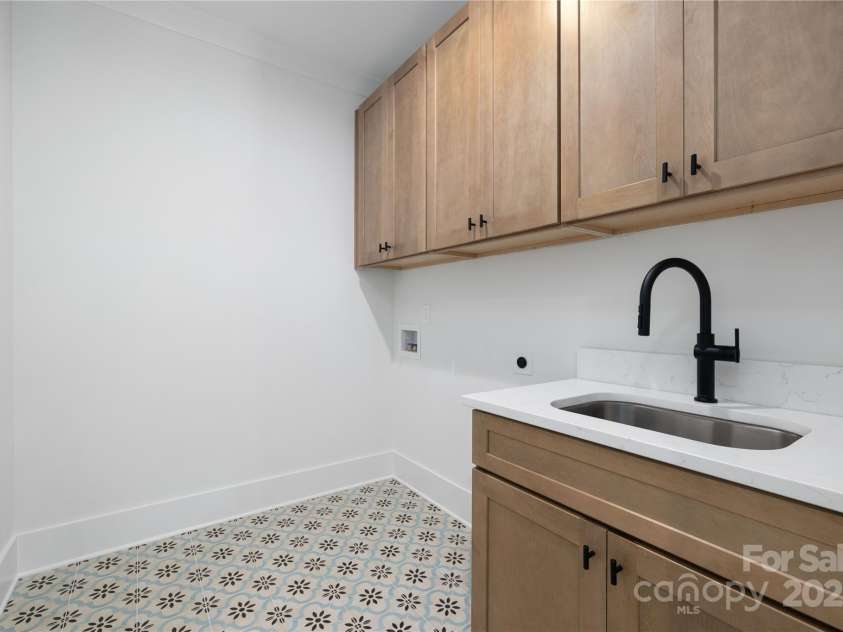 816 Tennyson Drive, Charlotte, NC 28208.  MLS# CAR4322990, YatesRealty ID 26215. 