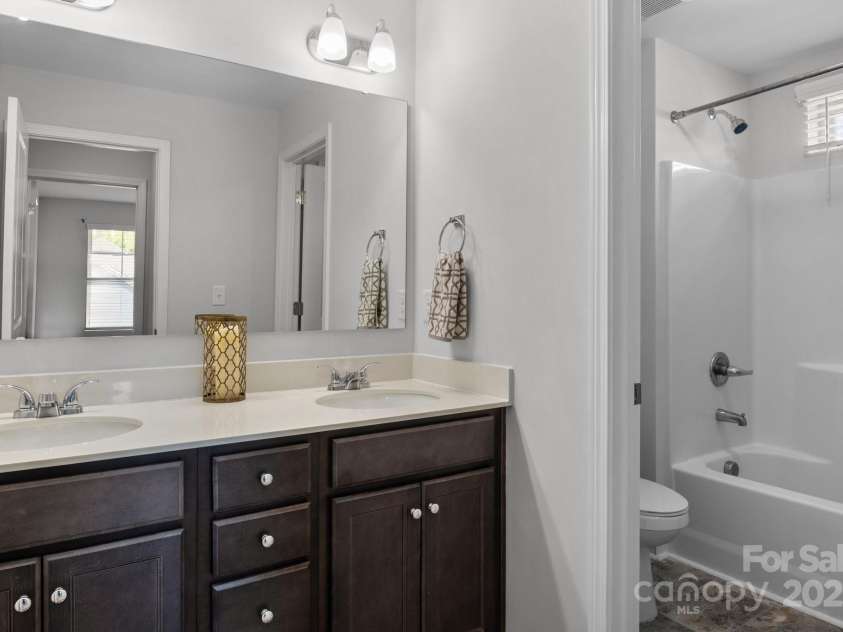 7604 Tanglewood Way, Denver, NC 28037.  MLS# CAR4258922, YatesRealty ID 26216. Jack and Jill Bath