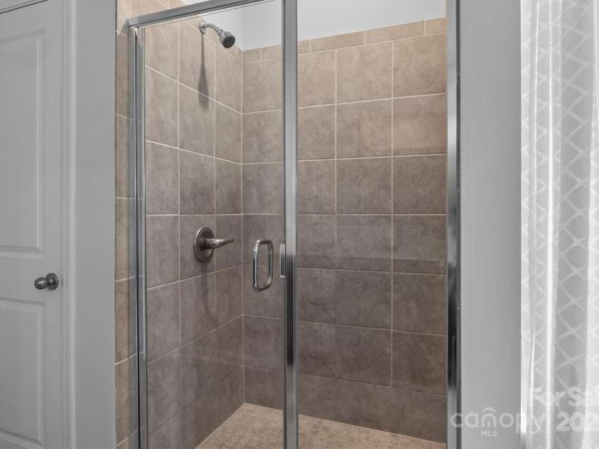 7604 Tanglewood Way, Denver, NC 28037.  MLS# CAR4258922, YatesRealty ID 26216. Primary Shower