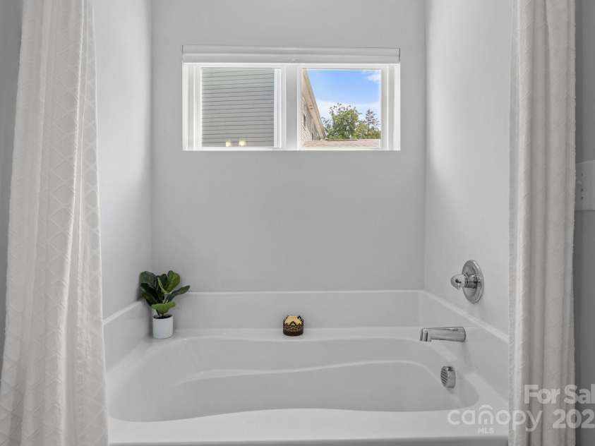 7604 Tanglewood Way, Denver, NC 28037.  MLS# CAR4258922, YatesRealty ID 26216. Primary Soaking Tub