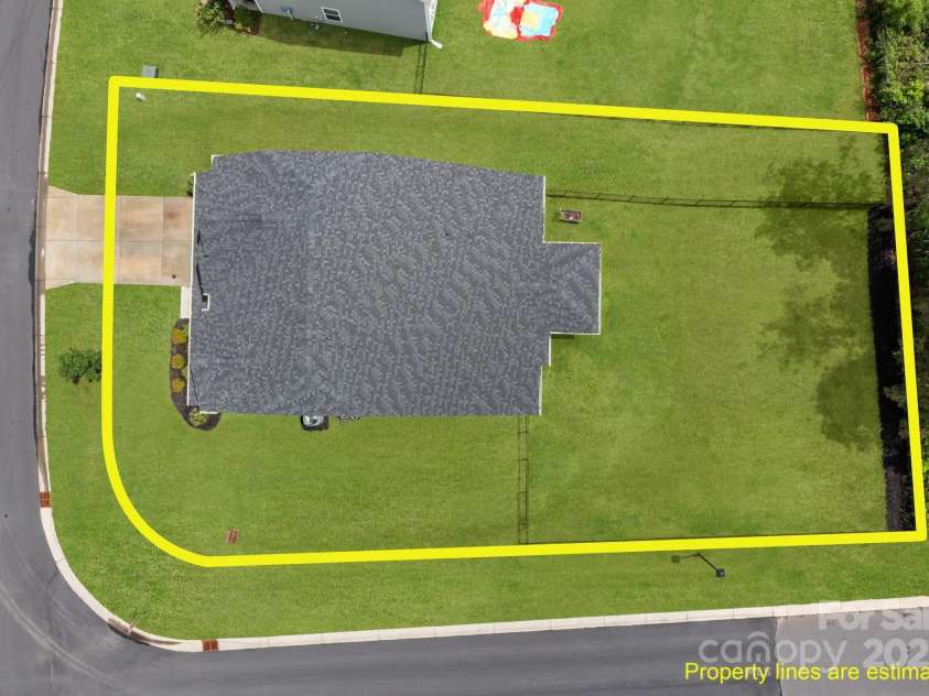 7604 Tanglewood Way, Denver, NC 28037.  MLS# CAR4258922, YatesRealty ID 26216. Yard extends beyond fence to neighbors yard