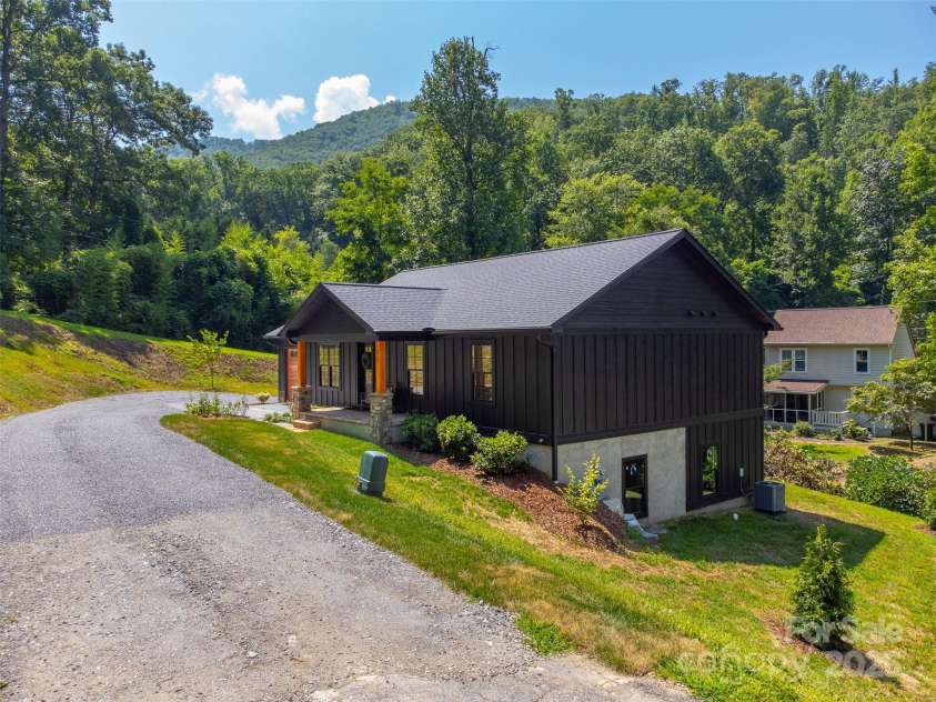 22 Crossing Lane, Sylva, NC 28779.  MLS# CAR4281247, YatesRealty ID 26217. 