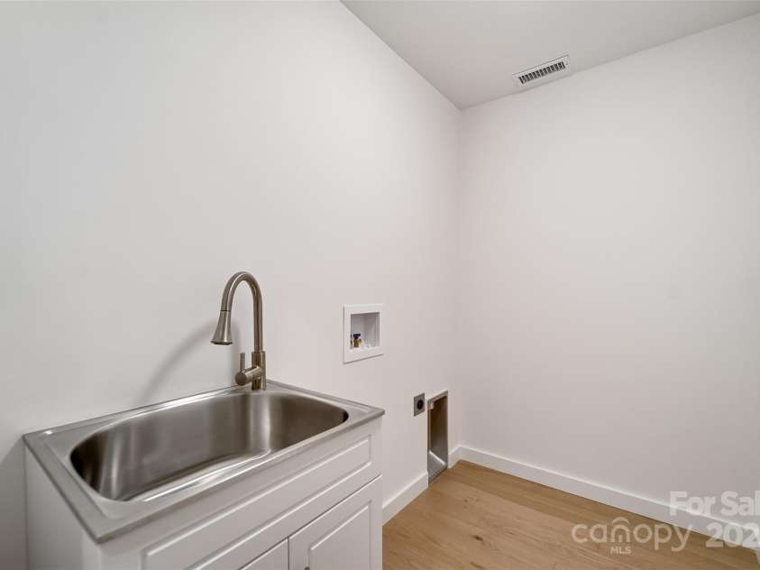 22 Crossing Lane, Sylva, NC 28779.  MLS# CAR4281247, YatesRealty ID 26217. 