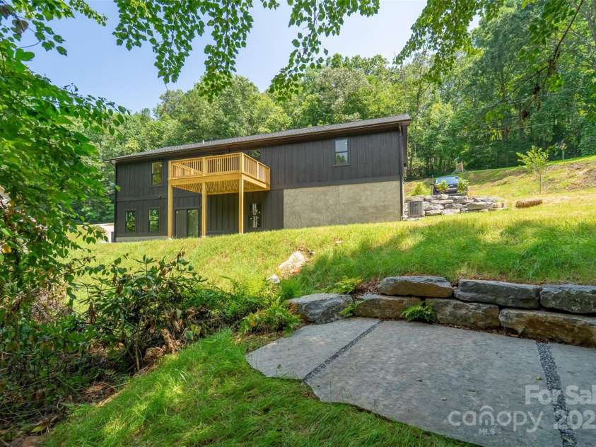 22 Crossing Lane, Sylva, NC 28779.  MLS# CAR4281247, YatesRealty ID 26217. 
