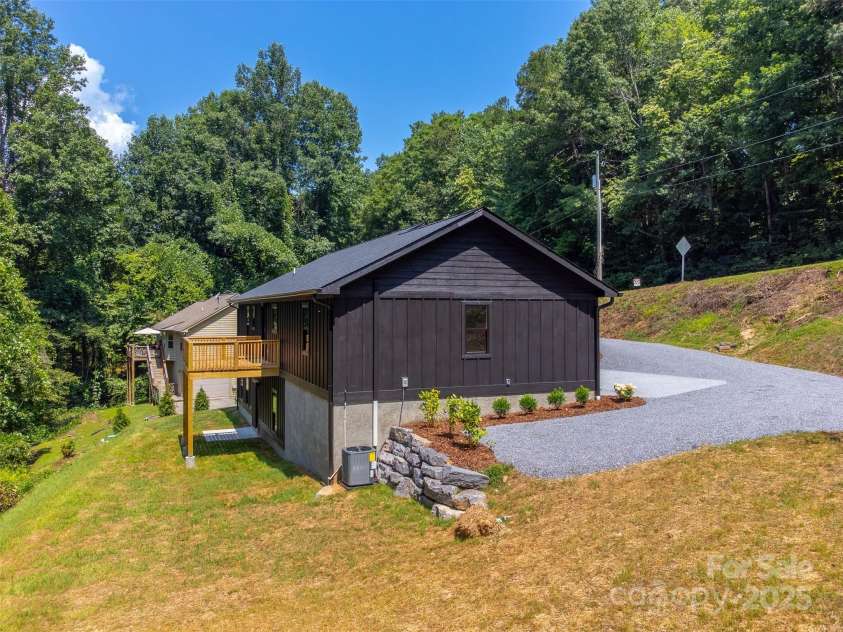 22 Crossing Lane, Sylva, NC 28779.  MLS# CAR4281247, YatesRealty ID 26217. 