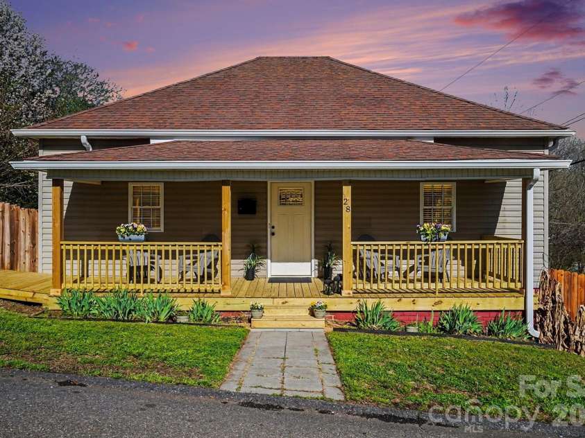 28 2nd Street, Cramerton, NC 28032.  MLS# CAR4357409, YatesRealty ID 26217. Charming Cramerton Bungalow 