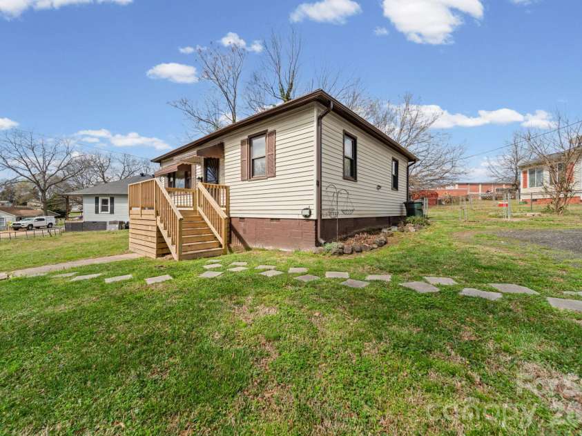 1866 Hilltop Circle, Gastonia, NC 28054.  MLS# CAR4355315, YatesRealty ID 26218. Front yard
