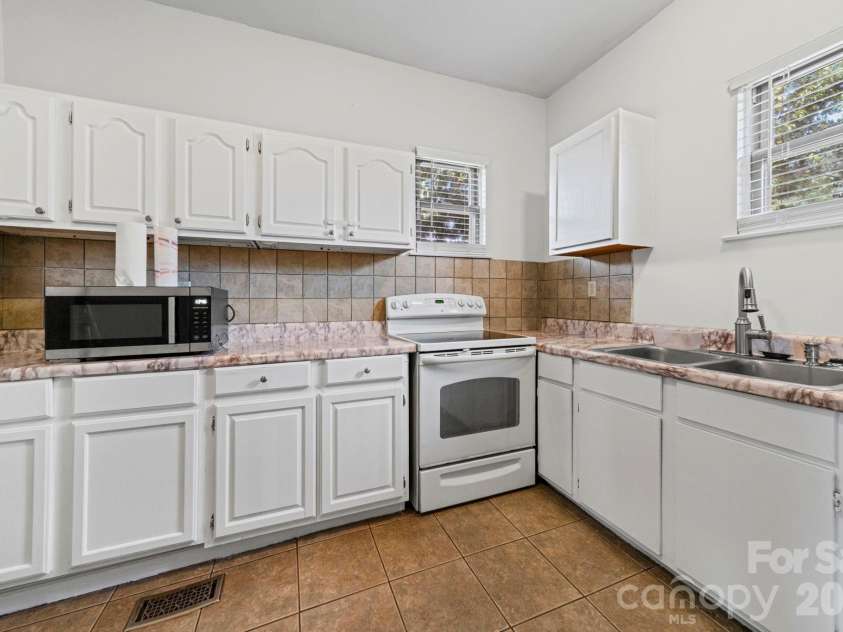 1866 Hilltop Circle, Gastonia, NC 28054.  MLS# CAR4355315, YatesRealty ID 26218. Kitchen