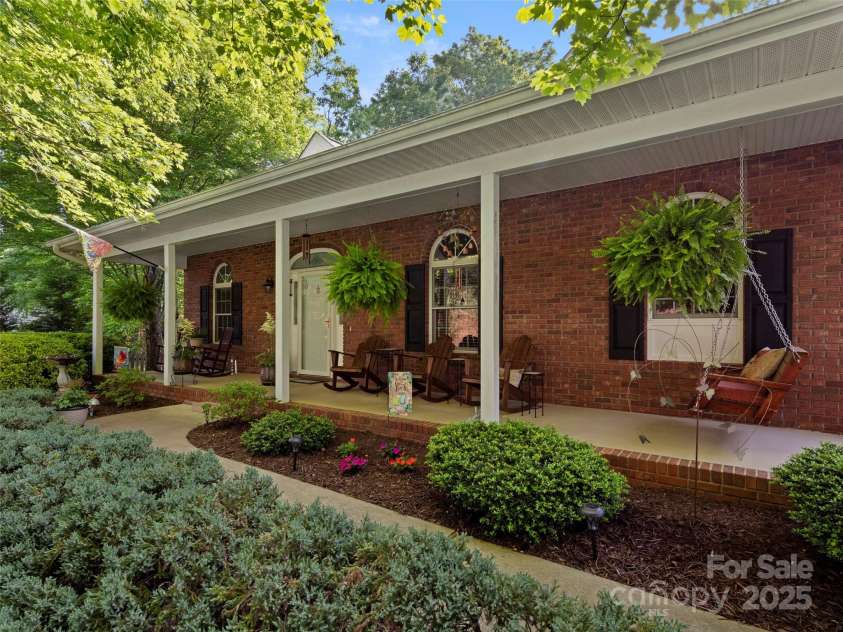 71 Dallas Drive, Hendersonville, NC 28739.  MLS# CAR4281689, YatesRealty ID 26219. 
