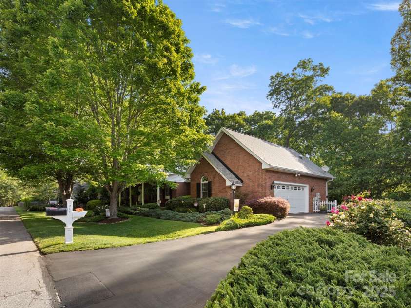 71 Dallas Drive, Hendersonville, NC 28739.  MLS# CAR4281689, YatesRealty ID 26219. 
